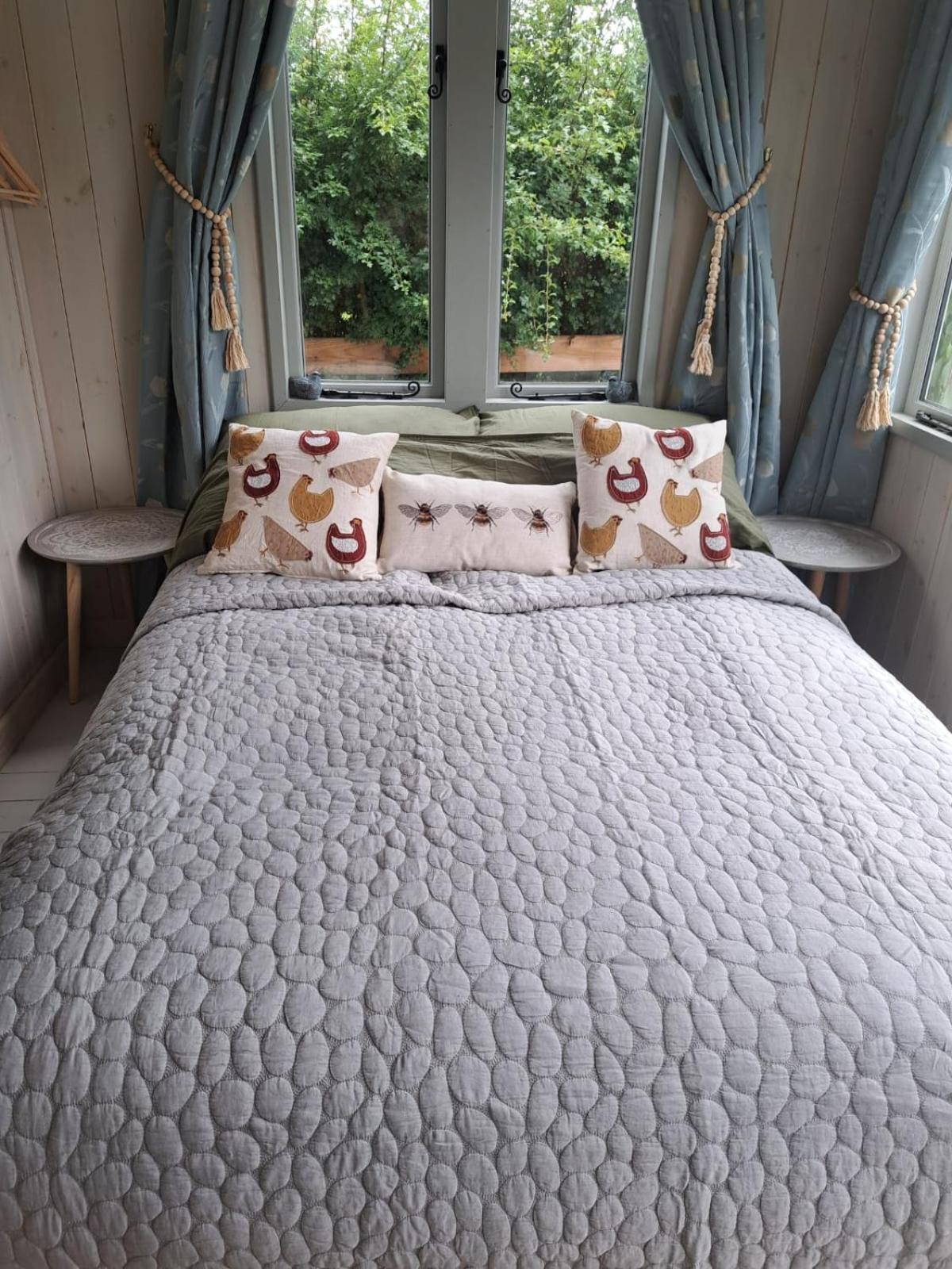 Birds And The Bees Summer House Endon Luaran gambar