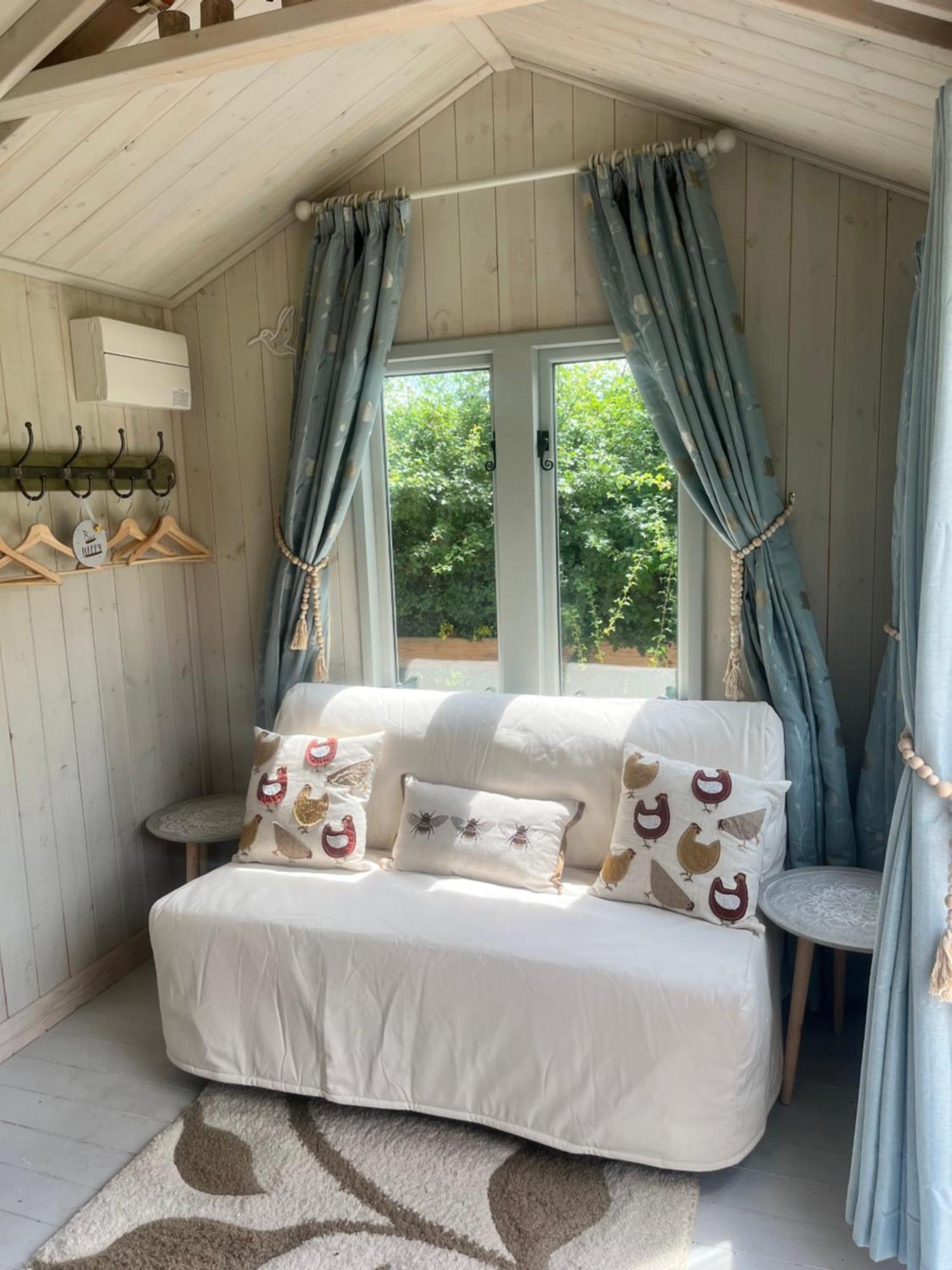 Birds And The Bees Summer House Endon Luaran gambar