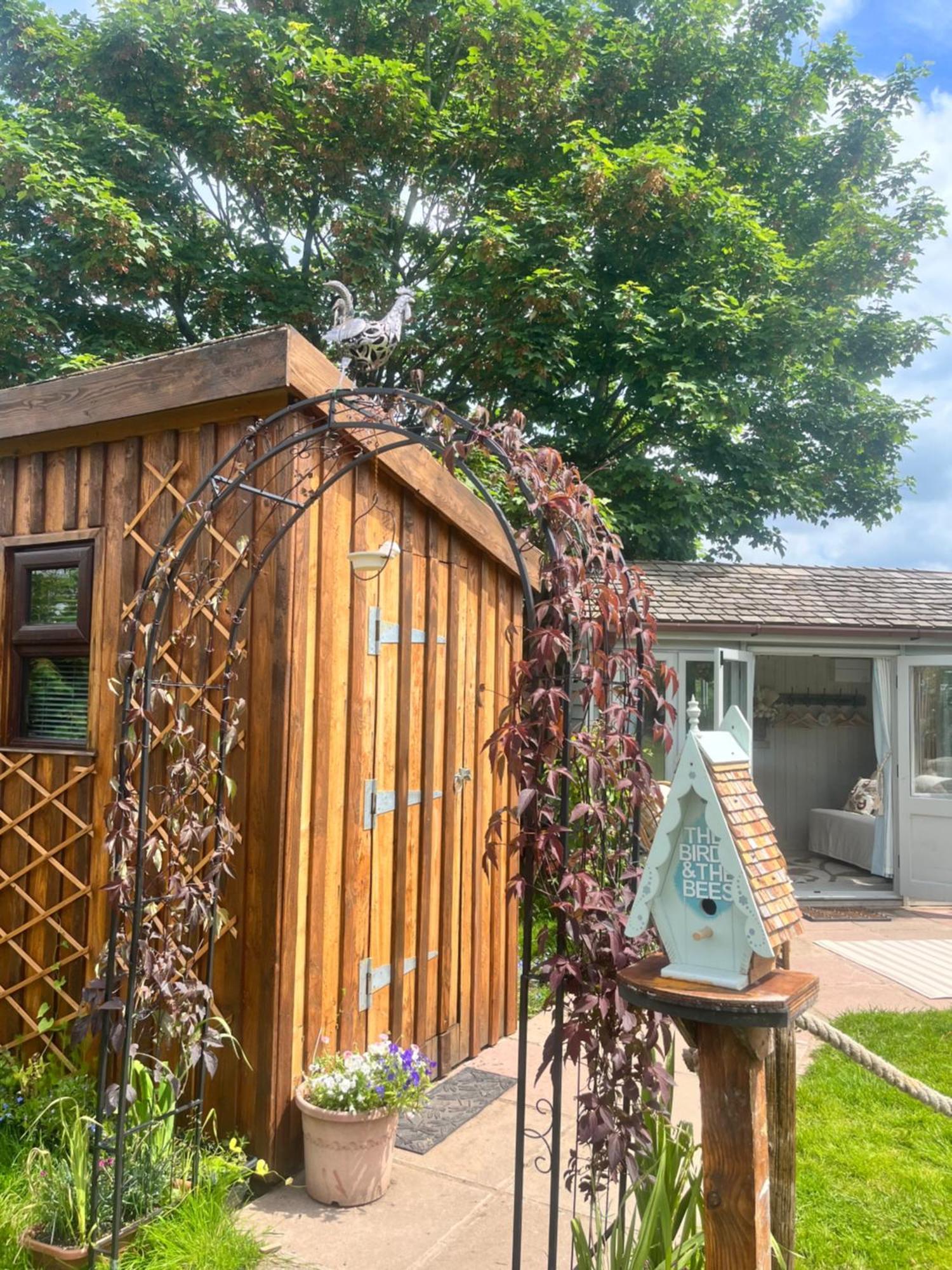 Birds And The Bees Summer House Endon Luaran gambar