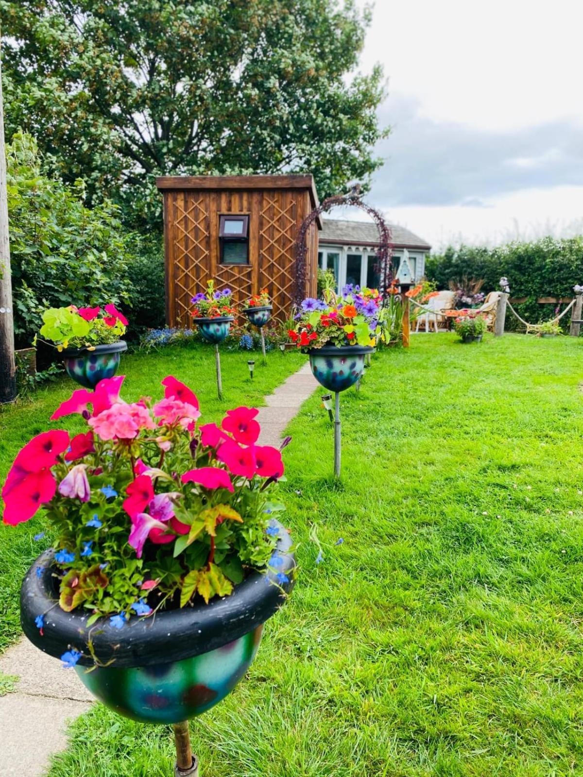 Birds And The Bees Summer House Endon Luaran gambar