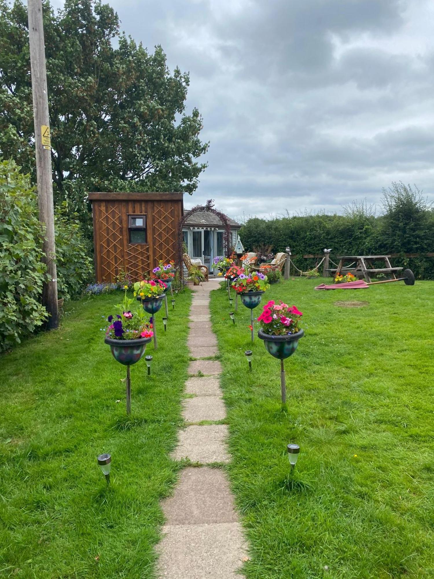 Birds And The Bees Summer House Endon Luaran gambar
